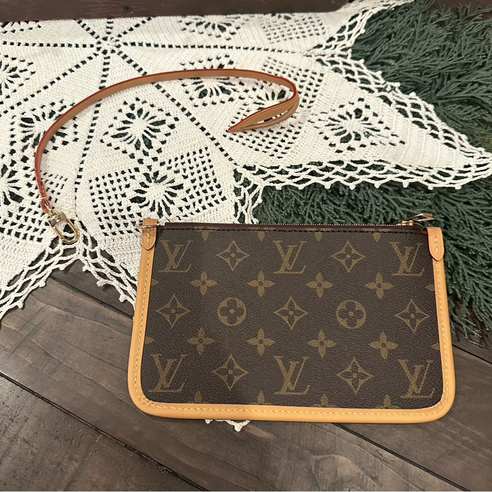 NEW Louis Vuttom authentic Monogram Pouch/Clutch